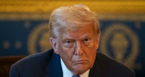 Trump advierte a republicanos que enfrenten consecuencias si no recortan fondos públicos Trump advierte a republicanos que enfrenten consecuencias si no recortan fondos públicos