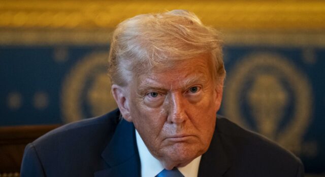 Trump advierte a republicanos que enfrenten consecuencias si no recortan fondos públicos Trump advierte a republicanos que enfrenten consecuencias si no recortan fondos públicos