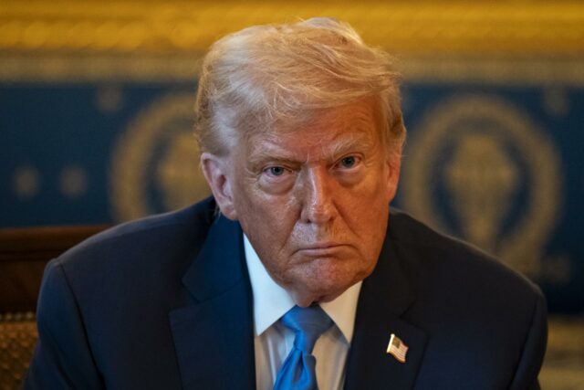 Trump advierte a republicanos que enfrenten consecuencias si no recortan fondos públicos