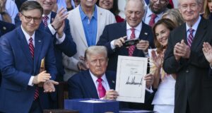 Trump firma recorte fiscal y presupuestario y lo califica como su mayor logro Trump firma recorte fiscal y presupuestario y lo califica como su mayor logro