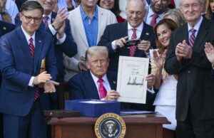 Trump firma recorte fiscal y presupuestario y lo califica como su mayor logro Trump firma recorte fiscal y presupuestario y lo califica como su mayor logro