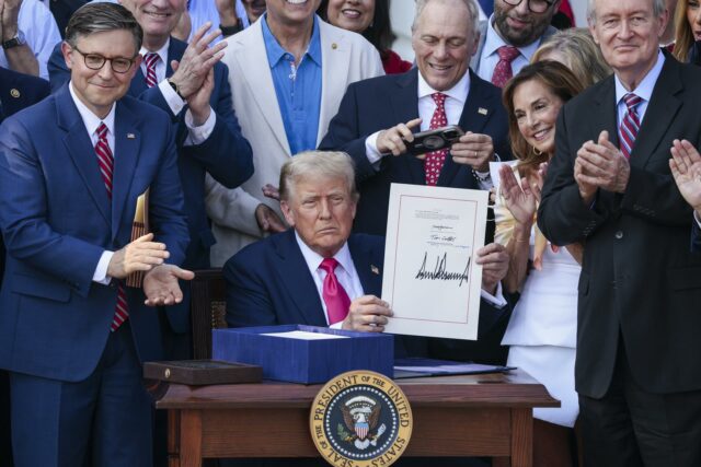 Trump firma recorte fiscal y presupuestario y lo califica como su mayor logro