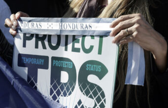 Trump impulsa fin del TPS, causando miedo e incertidumbre sobre el próximo país afectado Trump impulsa fin del TPS, causando miedo e incertidumbre sobre el próximo país afectado