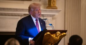 Trump ordena facilitar desalojo de personas sin hogar mediante nueva orden ejecutiva Trump ordena facilitar desalojo de personas sin hogar mediante nueva orden ejecutiva