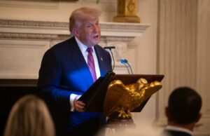 Trump ordena facilitar desalojo de personas sin hogar mediante nueva orden ejecutiva Trump ordena facilitar desalojo de personas sin hogar mediante nueva orden ejecutiva