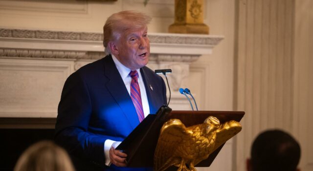 Trump ordena facilitar desalojo de personas sin hogar mediante nueva orden ejecutiva Trump ordena facilitar desalojo de personas sin hogar mediante nueva orden ejecutiva