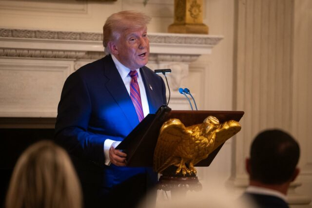 Trump ordena facilitar desalojo de personas sin hogar mediante nueva orden ejecutiva