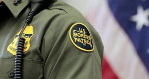 Un muerto y varios agentes heridos en un tiroteo en instalación de patrulla fronteriza de EE. UU. Un muerto y varios agentes heridos en un tiroteo en instalación de patrulla fronteriza de EE. UU.