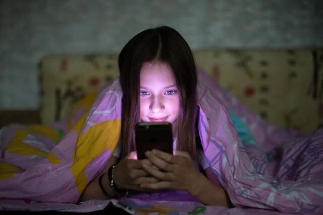 Las sorprendentes formas en que la luz nocturna daña tu cerebro y cuerpo