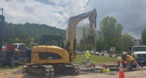 Cierre de negocios en Patton Creek por una rotura de la tubería principal de agua Cierre de negocios en Patton Creek por una rotura de la tubería principal de agua