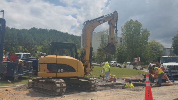 Cierre de negocios en Patton Creek por una rotura de la tubería principal de agua Cierre de negocios en Patton Creek por una rotura de la tubería principal de agua