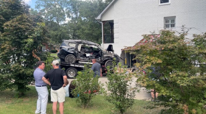Conductor herido cuando un vehículo choca contra una casa en Brook Highland Conductor herido cuando un vehículo choca contra una casa en Brook Highland