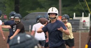 Equipos de fútbol de preparatoria de Alabama luchan contra el calor en prácticas Equipos de fútbol de preparatoria de Alabama luchan contra el calor en prácticas