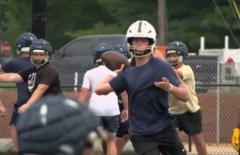 Equipos de fútbol de preparatoria de Alabama luchan contra el calor en prácticas Equipos de fútbol de preparatoria de Alabama luchan contra el calor en prácticas
