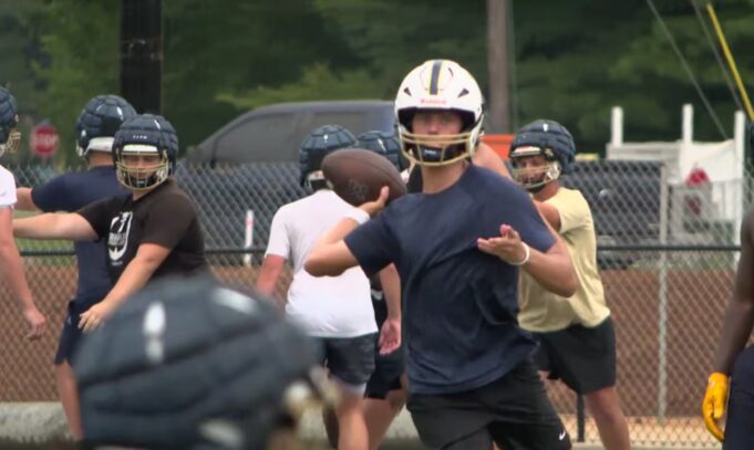 Equipos de fútbol de preparatoria de Alabama luchan contra el calor en prácticas Equipos de fútbol de preparatoria de Alabama luchan contra el calor en prácticas