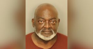 Hombre con lazos policiales es acusado de uso ilegal de base de datos criminal Hombre con lazos policiales es acusado de uso ilegal de base de datos criminal