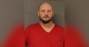 Hombre con múltiples condenas por violencia doméstica es acusado de cargos federales Hombre con múltiples condenas por violencia doméstica es acusado de cargos federales