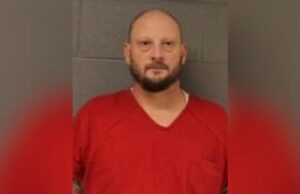 Hombre con múltiples condenas por violencia doméstica es acusado de cargos federales Hombre con múltiples condenas por violencia doméstica es acusado de cargos federales