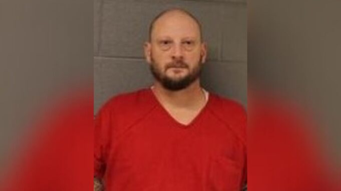 Hombre con múltiples condenas por violencia doméstica es acusado de cargos federales Hombre con múltiples condenas por violencia doméstica es acusado de cargos federales