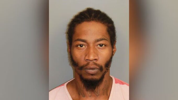 La policía arresta a un hombre de Birmingham tras un incidente de violencia doméstica La policía arresta a un hombre de Birmingham tras un incidente de violencia doméstica