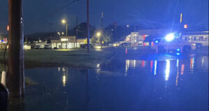 Mamá embarazada es rescatada de una zanja Mamá embarazada es rescatada de una zanja