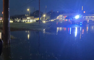 Mamá embarazada es rescatada de una zanja Mamá embarazada es rescatada de una zanja