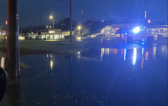 Mamá embarazada es rescatada de una zanja Mamá embarazada es rescatada de una zanja