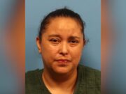 Mujer de Montevallo acusada de herir a niños con afilador de cuchillos de metal y palo de piñata Mujer de Montevallo acusada de herir a niños con afilador de cuchillos de metal y palo de piñata
