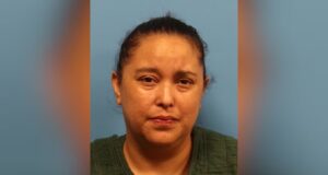 Mujer de Montevallo acusada de herir a niños con afilador de cuchillos de metal y palo de piñata Mujer de Montevallo acusada de herir a niños con afilador de cuchillos de metal y palo de piñata