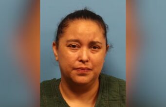 Mujer de Montevallo acusada de herir a niños con afilador de cuchillos de metal y palo de piñata Mujer de Montevallo acusada de herir a niños con afilador de cuchillos de metal y palo de piñata