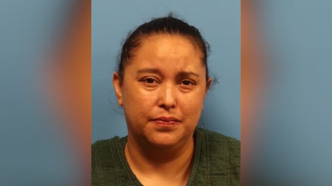 Mujer de Montevallo acusada de herir a niños con afilador de cuchillos de metal y palo de piñata Mujer de Montevallo acusada de herir a niños con afilador de cuchillos de metal y palo de piñata