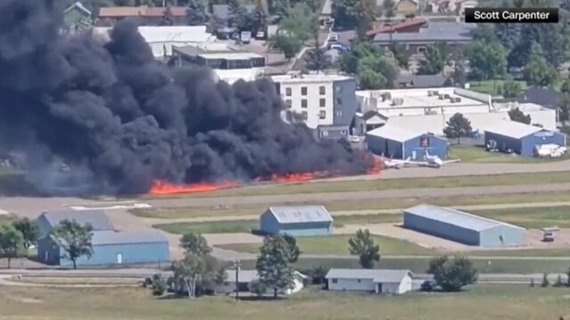 Un avión choca con otro estacionado en Montana causando un incendio