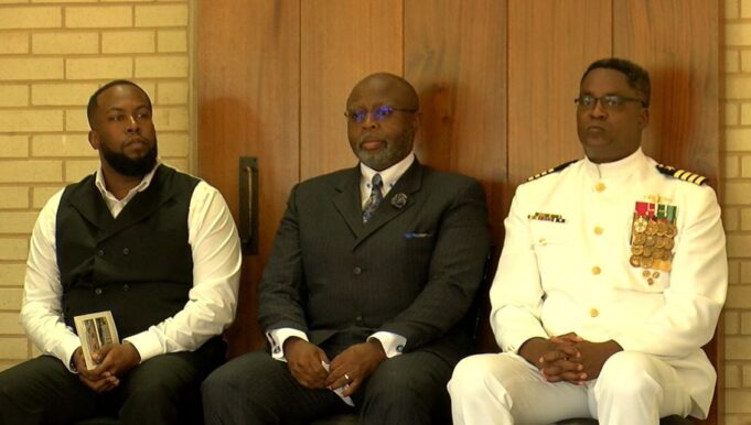 Un nativo de Tuscaloosa se retira de la Marina después de 39 años Un nativo de Tuscaloosa se retira de la Marina después de 39 años