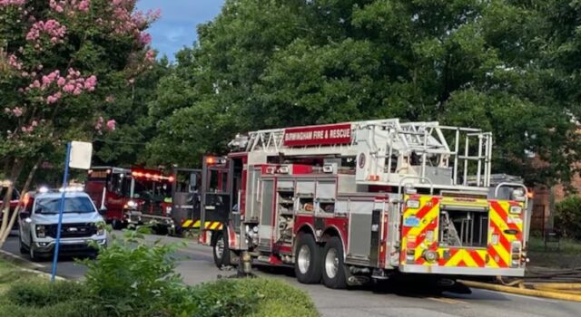 Una persona recibe tratamiento por inhalación de humo tras incendio en Birmingham Una persona recibe tratamiento por inhalación de humo tras incendio en Birmingham