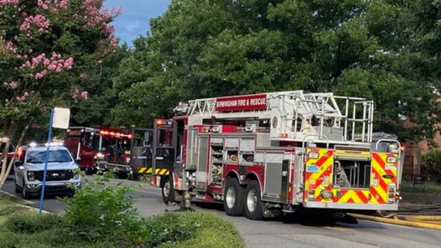 Una persona recibe tratamiento por inhalación de humo tras incendio en Birmingham