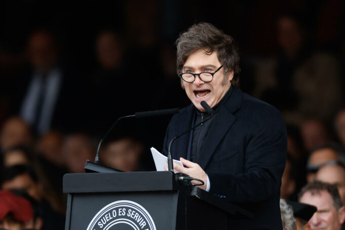 Argentina comenzó el proceso para privatizar su principal empresa de distribución de agua Argentina comenzó el proceso para privatizar su principal empresa de distribución de agua