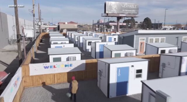 Casas pequeñas llegan para algunos de los residentes sin hogar de Birmingham Casas pequeñas llegan para algunos de los residentes sin hogar de Birmingham