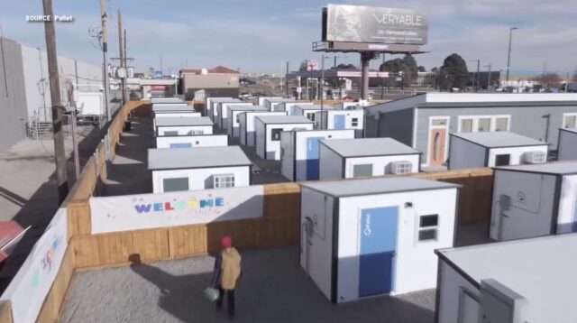 Casas pequeñas llegan para algunos de los residentes sin hogar de Birmingham