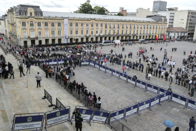 Colombia despide con luto a Miguel Uribe Turbay en la Plaza de Bolívar Colombia despide con luto a Miguel Uribe Turbay en la Plaza de Bolívar