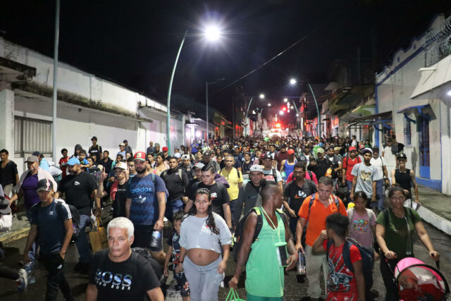 Detienen en México a líder de caravana de migrantes en el sur