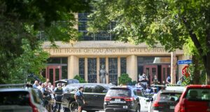 Dos niños murieron y 17 personas resultaron heridas, en tiroteo escolar en Minneapolis Dos niños murieron y 17 personas resultaron heridas, en tiroteo escolar en Minneapolis