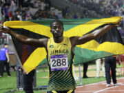 El jamaicano Jasauna Dennis, el más rápido en la carrera de 400 metros El jamaicano Jasauna Dennis, el más rápido en la carrera de 400 metros