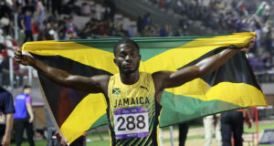 El jamaicano Jasauna Dennis, el más rápido en la carrera de 400 metros El jamaicano Jasauna Dennis, el más rápido en la carrera de 400 metros