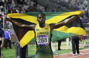 El jamaicano Jasauna Dennis, el más rápido en la carrera de 400 metros El jamaicano Jasauna Dennis, el más rápido en la carrera de 400 metros