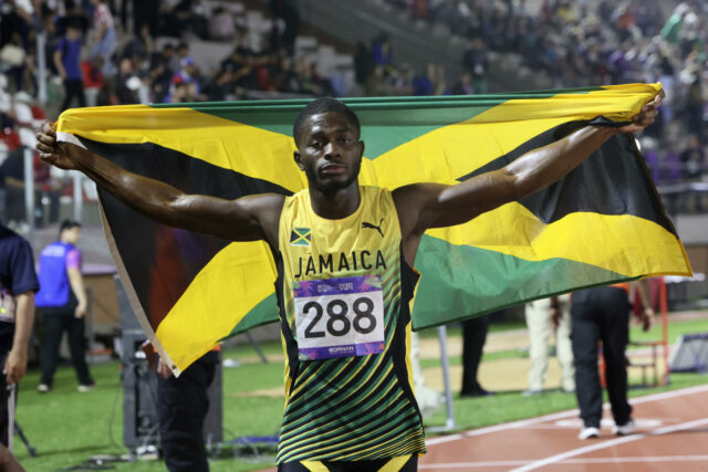 El jamaicano Jasauna Dennis, el más rápido en la carrera de 400 metros