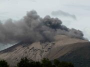 El volcán Telica de Nicaragua expulsa gases y cenizas tras cuatro explosiones El volcán Telica de Nicaragua expulsa gases y cenizas tras cuatro explosiones