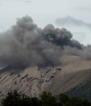 El volcán Telica de Nicaragua expulsa gases y cenizas tras cuatro explosiones El volcán Telica de Nicaragua expulsa gases y cenizas tras cuatro explosiones