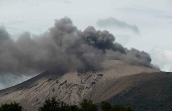 El volcán Telica de Nicaragua expulsa gases y cenizas tras cuatro explosiones El volcán Telica de Nicaragua expulsa gases y cenizas tras cuatro explosiones