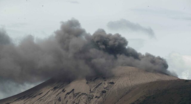 El volcán Telica de Nicaragua expulsa gases y cenizas tras cuatro explosiones El volcán Telica de Nicaragua expulsa gases y cenizas tras cuatro explosiones