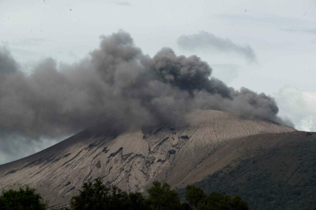 El volcán Telica de Nicaragua expulsa gases y cenizas tras cuatro explosiones